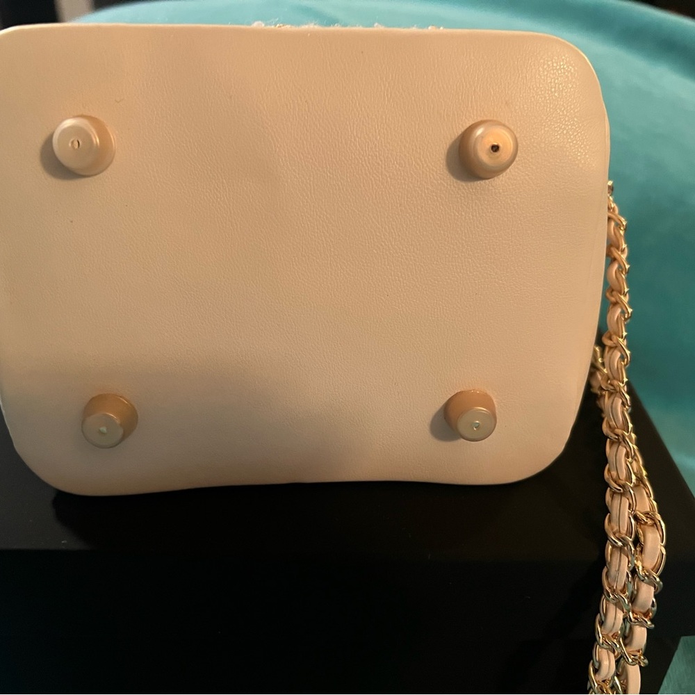 Chanel Cream and Gold Shoulder Bag - Picture 6 of 7